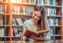 المرأة والقراءة: حين يصبح الكتاب بابا للحرية